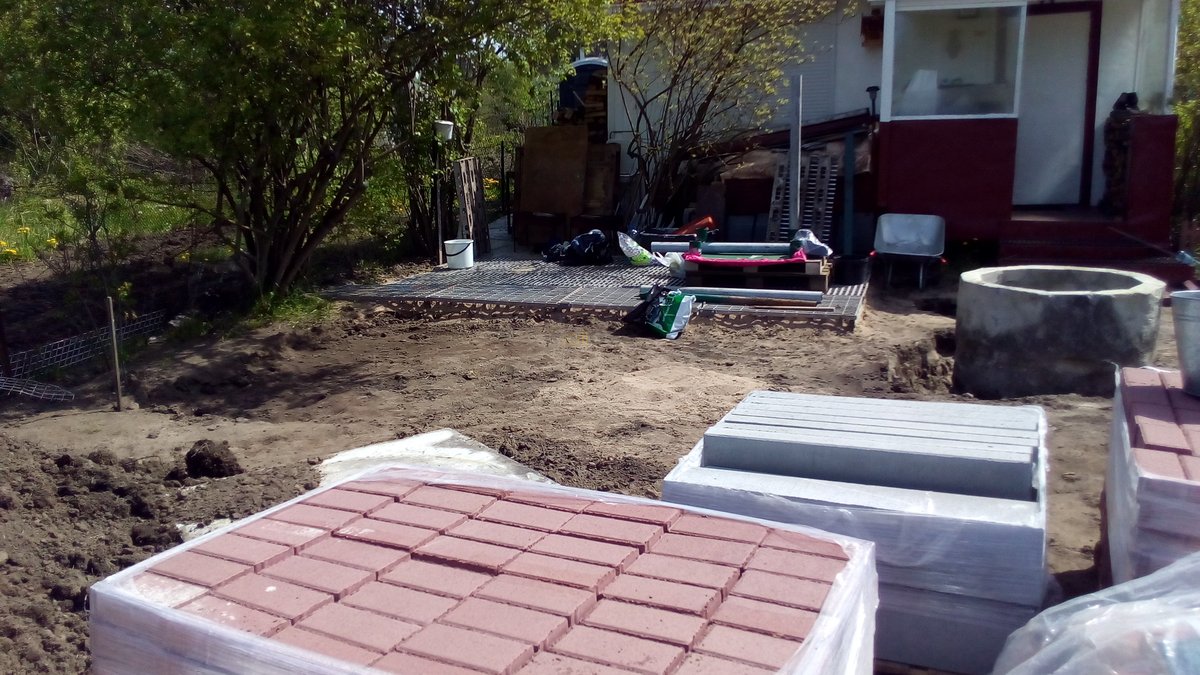 Выполнение работ по укладке газонной решетки и тротуарной плитки