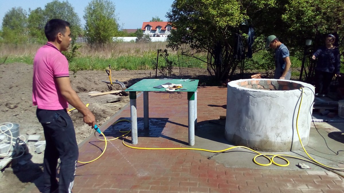 Выполнение работ по укладке газонной решетки и тротуарной плитки