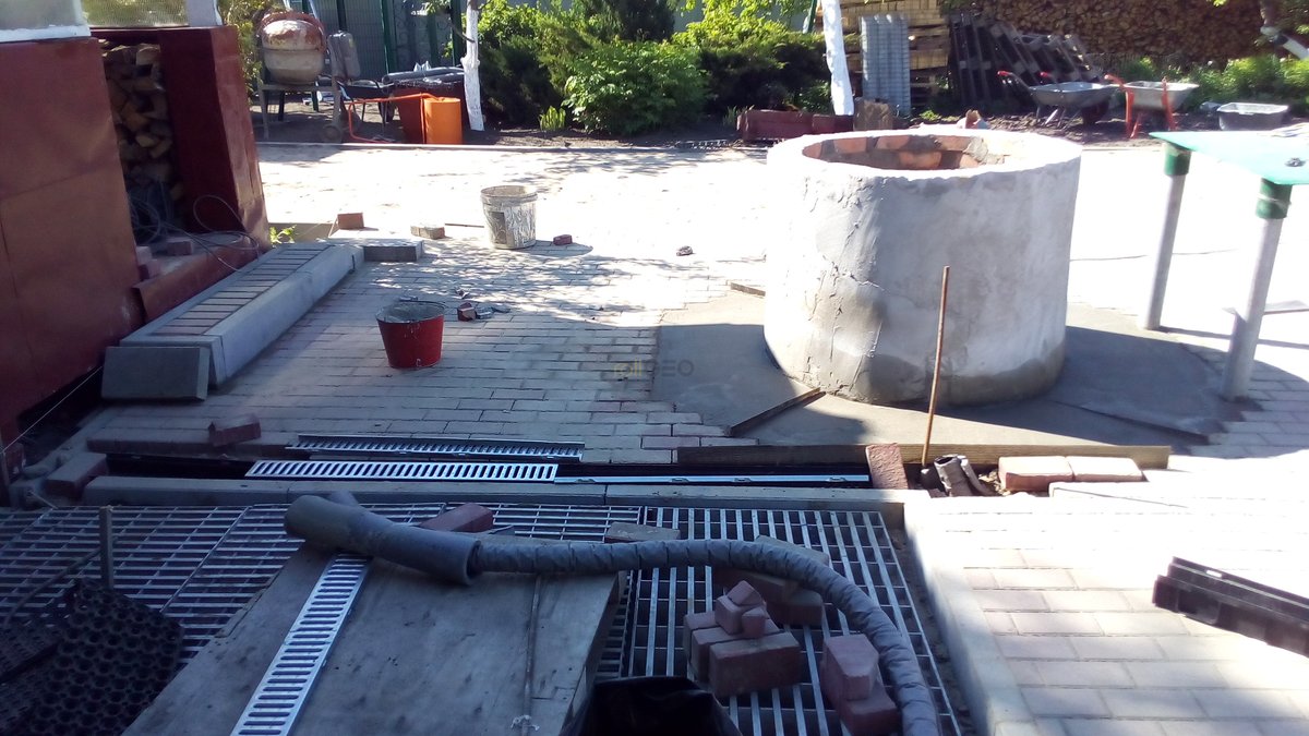 Выполнение работ по укладке газонной решетки и тротуарной плитки