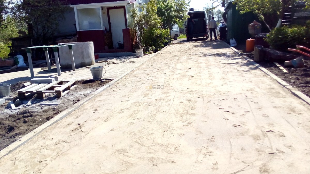 Выполнение работ по укладке газонной решетки и тротуарной плитки