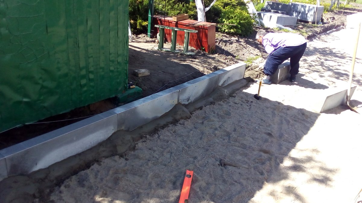 Выполнение работ по укладке газонной решетки и тротуарной плитки