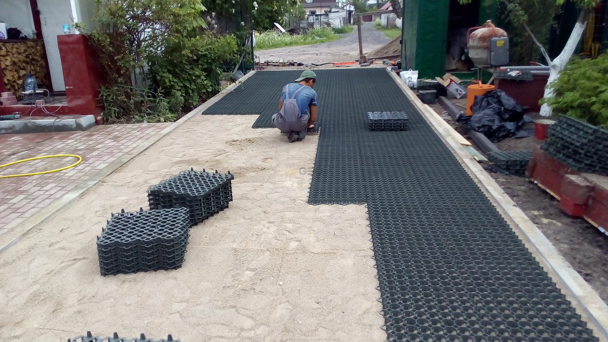 Выполнение работ по укладке газонной решетки и тротуарной плитки