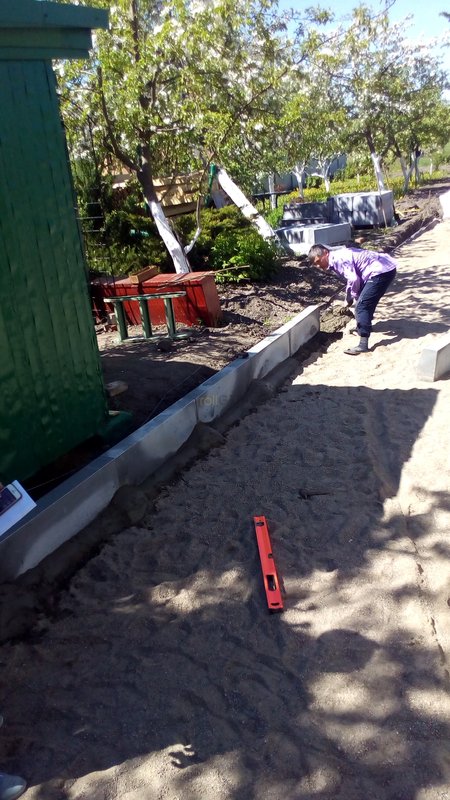 Выполнение работ по укладке газонной решетки и тротуарной плитки