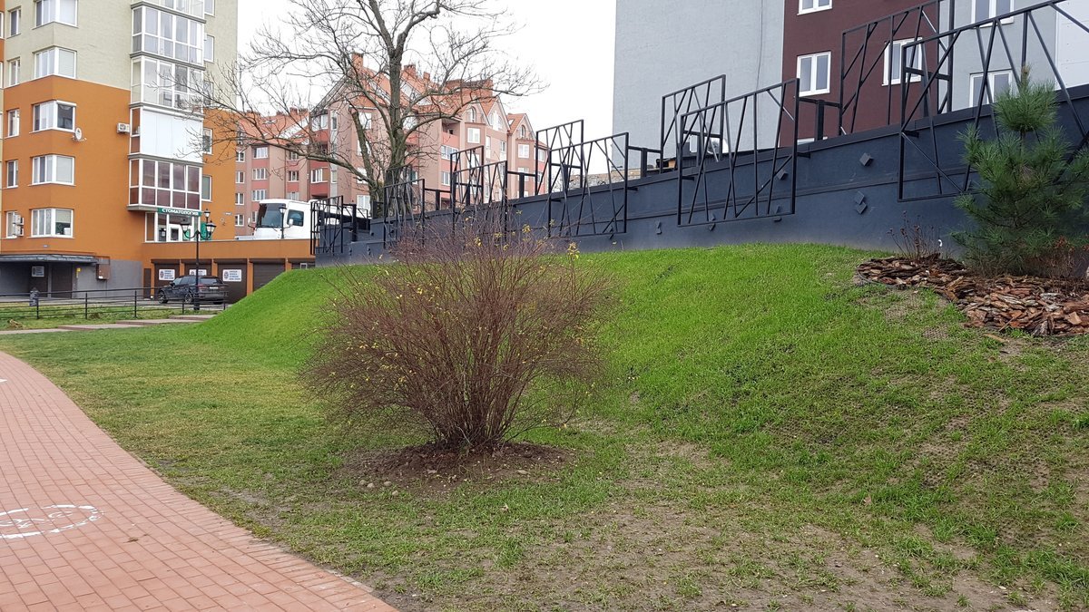 Укрепление откоса (угол склона 45 градусов) от эрозии. Объект : Верхнее озеро г. Калининград