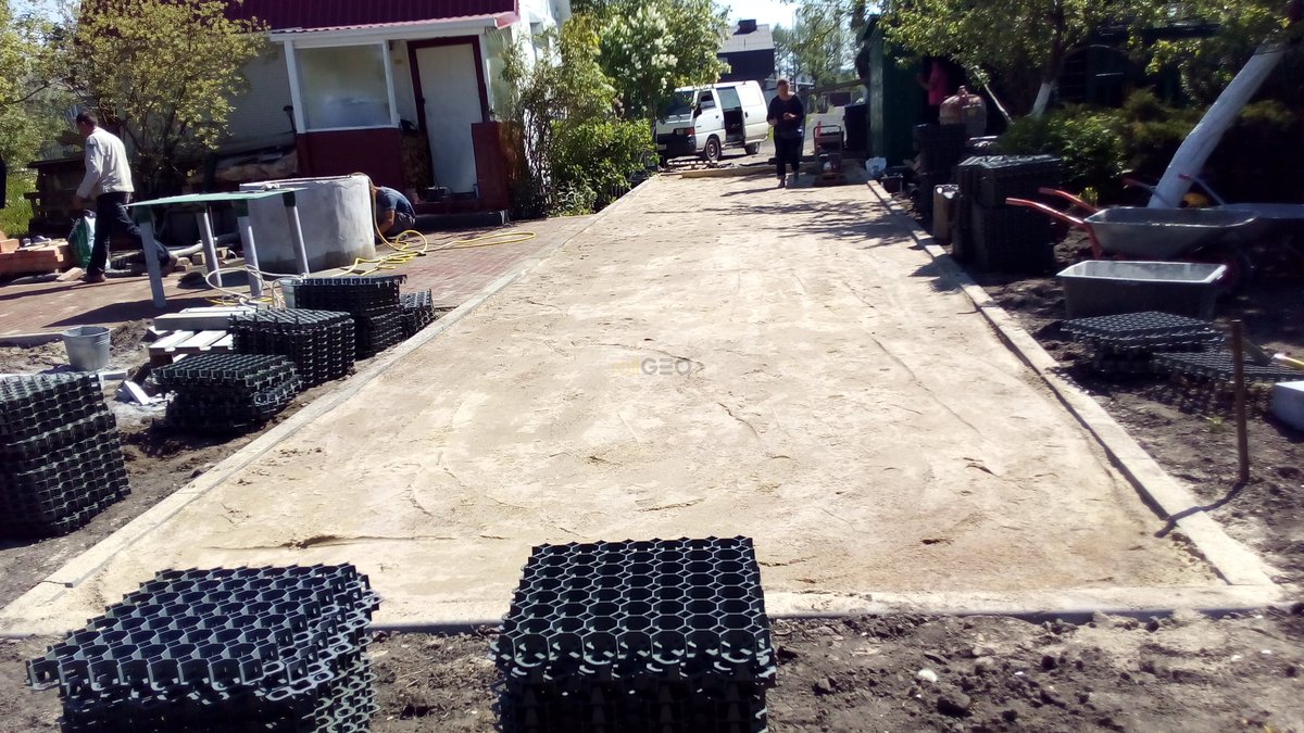 Выполнение работ по укладке газонной решетки и тротуарной плитки