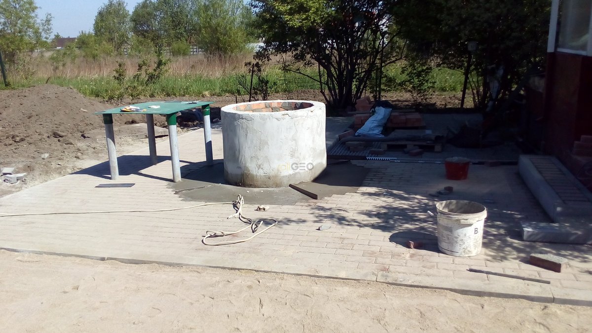 Выполнение работ по укладке газонной решетки и тротуарной плитки