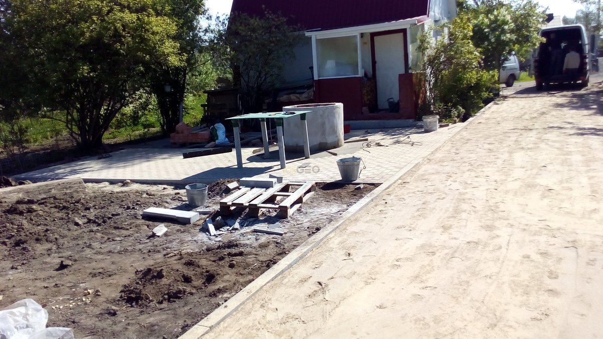 Выполнение работ по укладке газонной решетки и тротуарной плитки