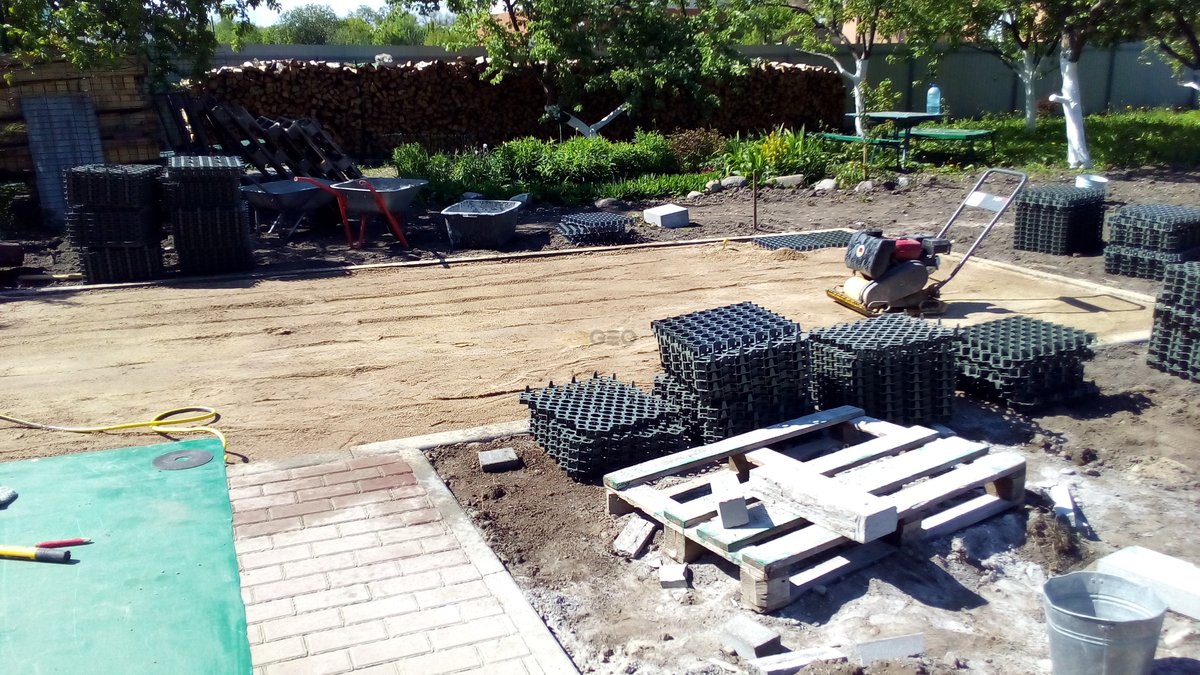 Выполнение работ по укладке газонной решетки и тротуарной плитки