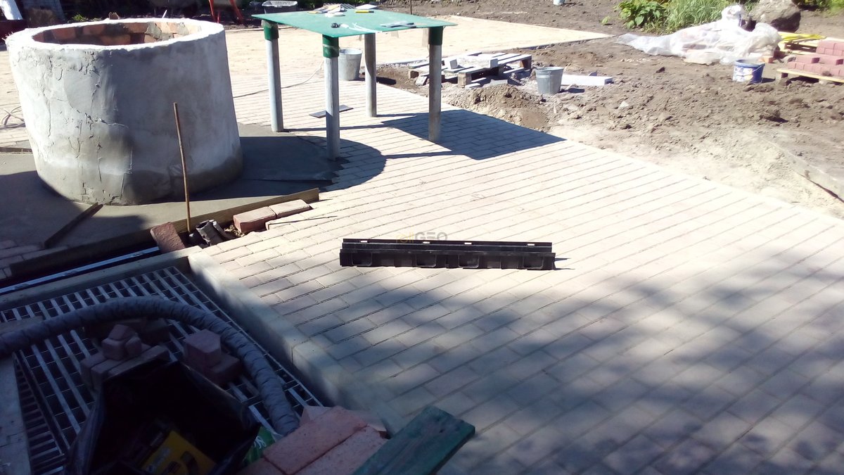 Выполнение работ по укладке газонной решетки и тротуарной плитки