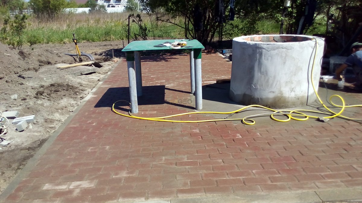 Выполнение работ по укладке газонной решетки и тротуарной плитки