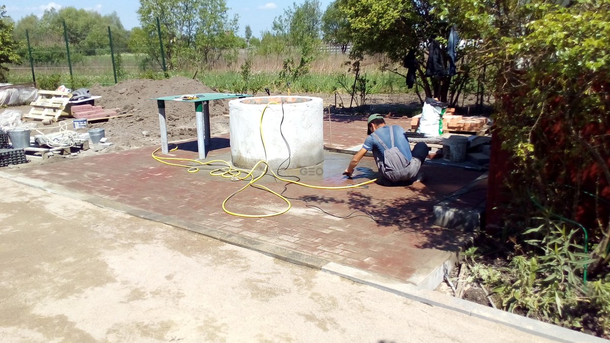 Выполнение работ по укладке газонной решетки и тротуарной плитки