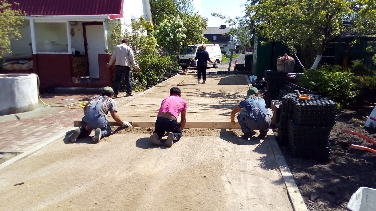 Выполнение работ по укладке газонной решетки и тротуарной плитки
