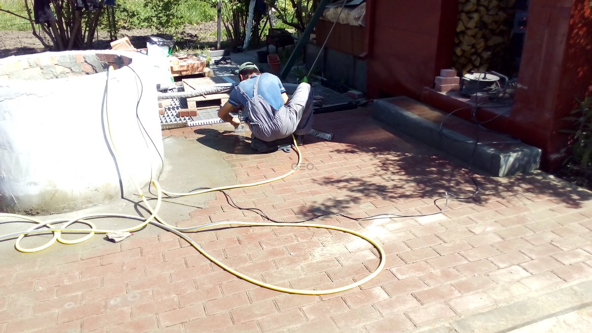 Выполнение работ по укладке газонной решетки и тротуарной плитки