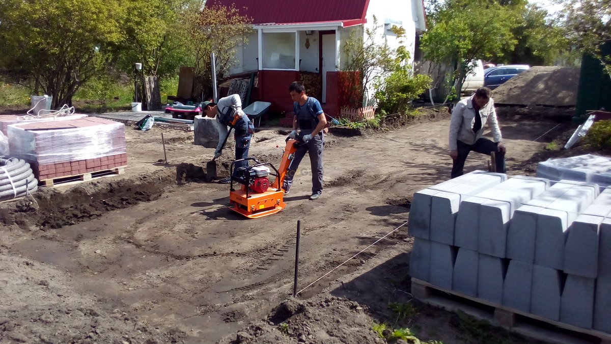 Выполнение работ по укладке газонной решетки и тротуарной плитки