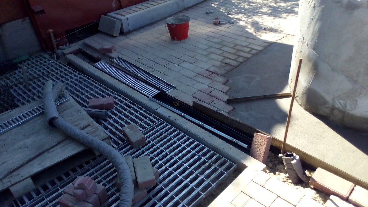 Выполнение работ по укладке газонной решетки и тротуарной плитки
