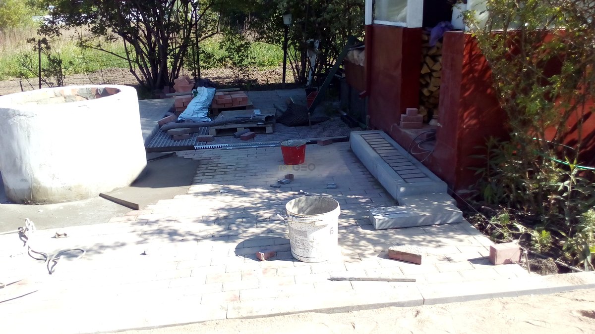 Выполнение работ по укладке газонной решетки и тротуарной плитки