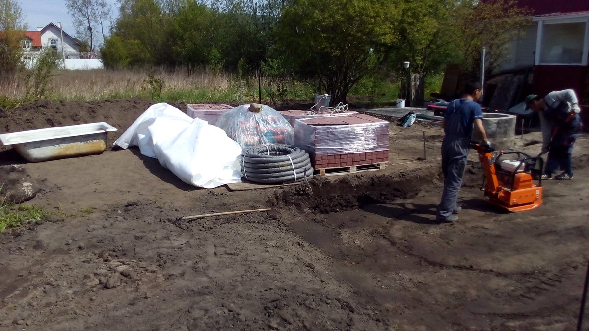 Выполнение работ по укладке газонной решетки и тротуарной плитки