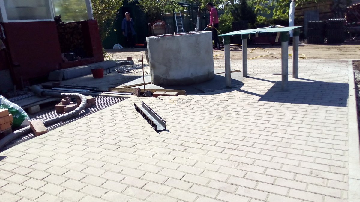 Выполнение работ по укладке газонной решетки и тротуарной плитки