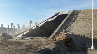 Укрепление откосов насыпи на Федеральном объекте строительства