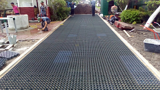Выполнение работ по укладке газонной решетки и тротуарной плитки