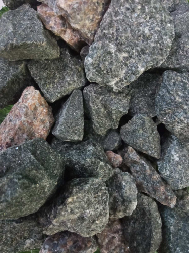 Щебень гранитный ЧЕРНЫЙ фр. 30-60 мм (10 кг)